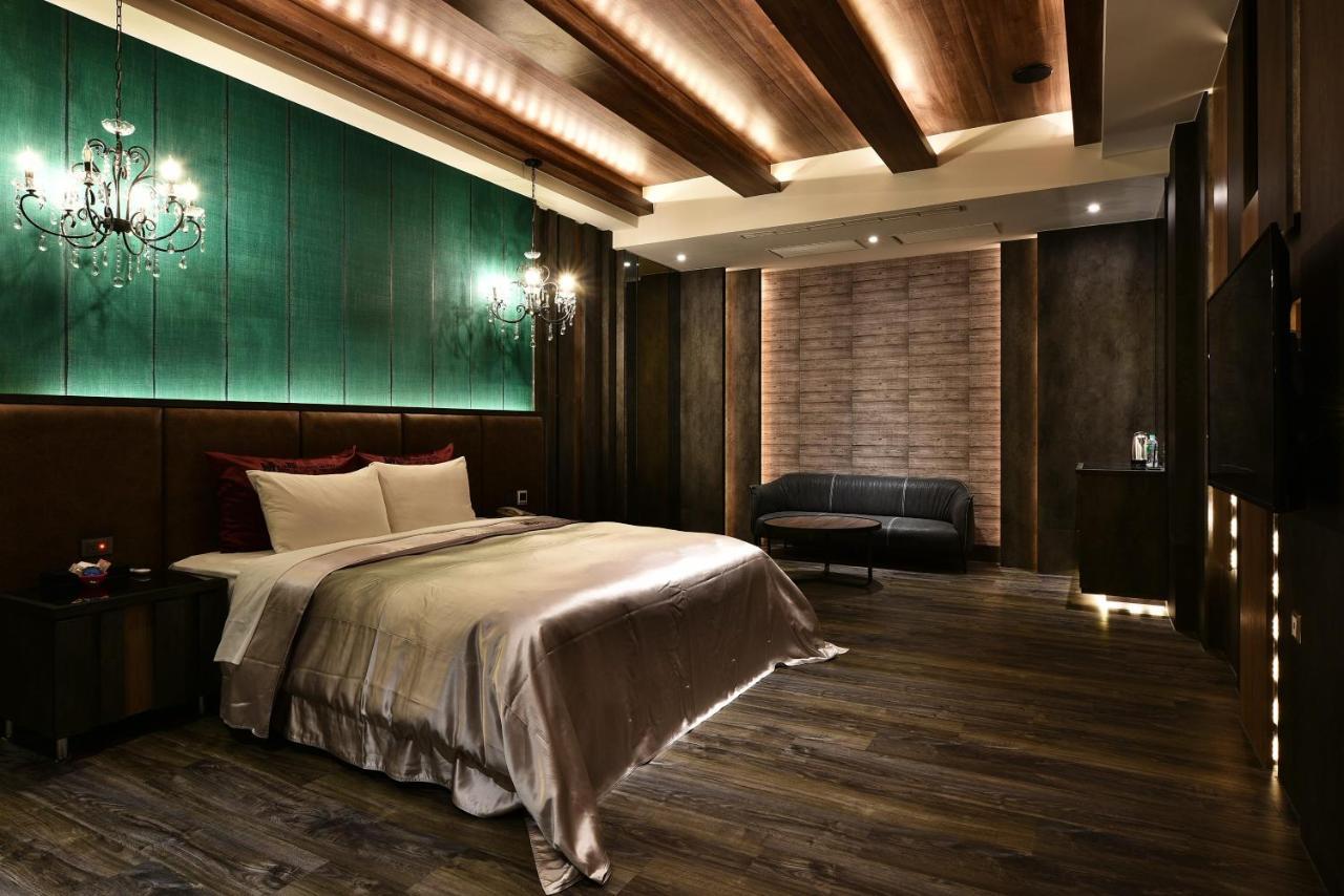 Venice Motel Taichung Bagian luar foto