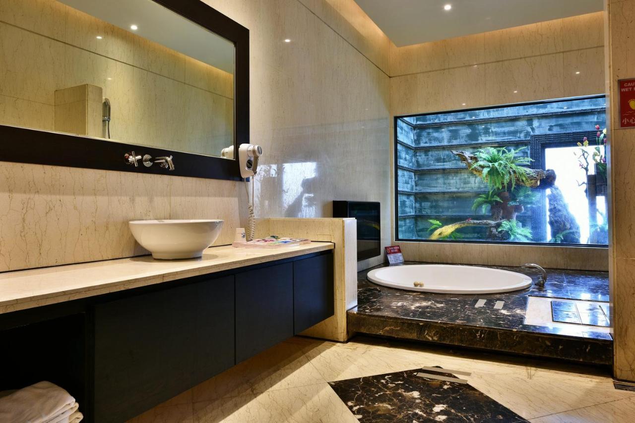 Venice Motel Taichung Bagian luar foto