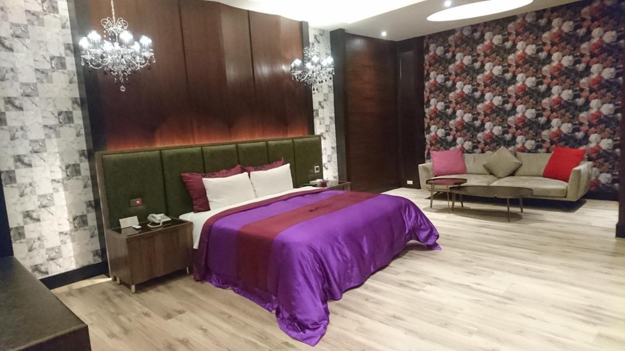 Venice Motel Taichung Bagian luar foto