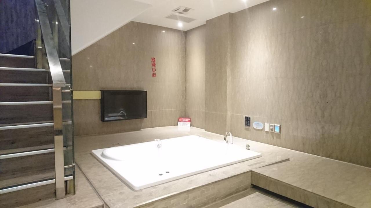 Venice Motel Taichung Bagian luar foto