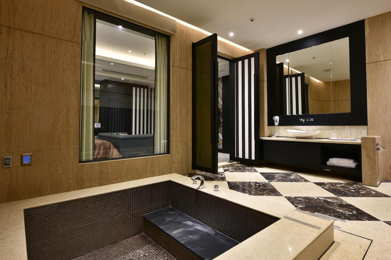 Venice Motel Taichung Bagian luar foto